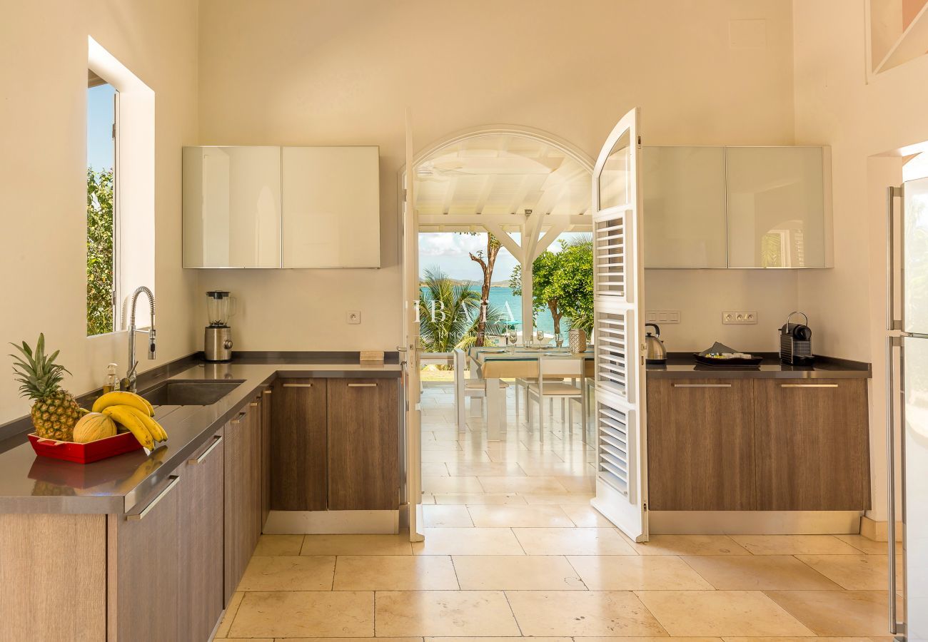Large kitchen fully equipped and open to the terrace