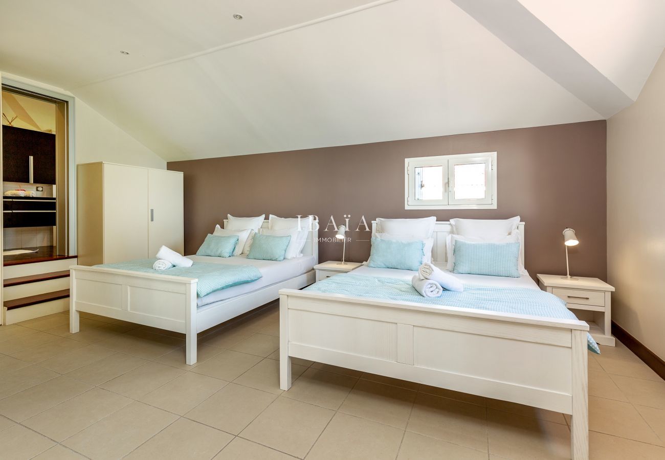 Large bedroom on the 1st floor with 2 double beds and window with sea view 