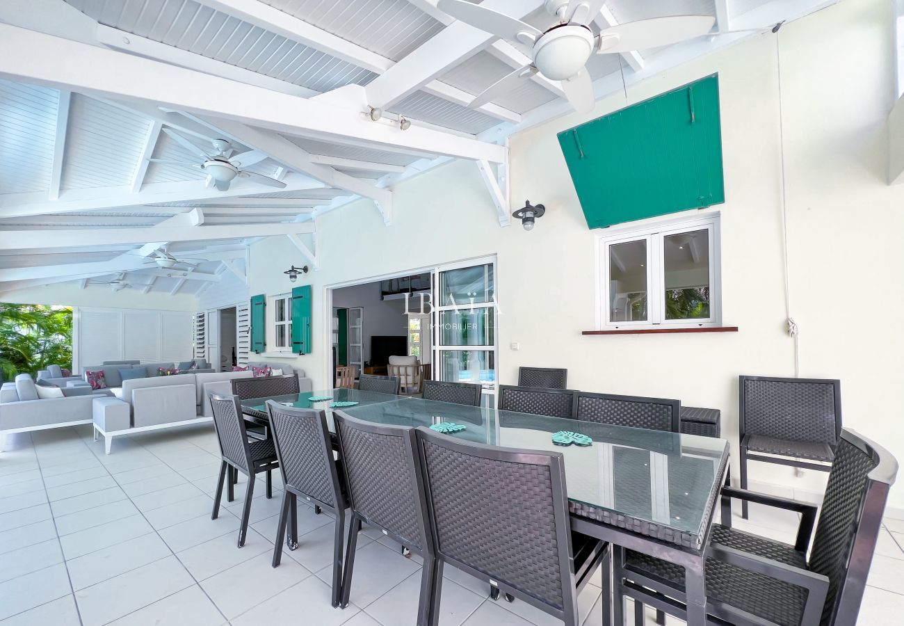 Large dining table for 10 people located on the terrace overlooking the pool