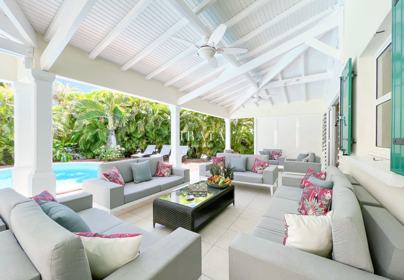 Large, comfortable outdoor living room overlooking the pool