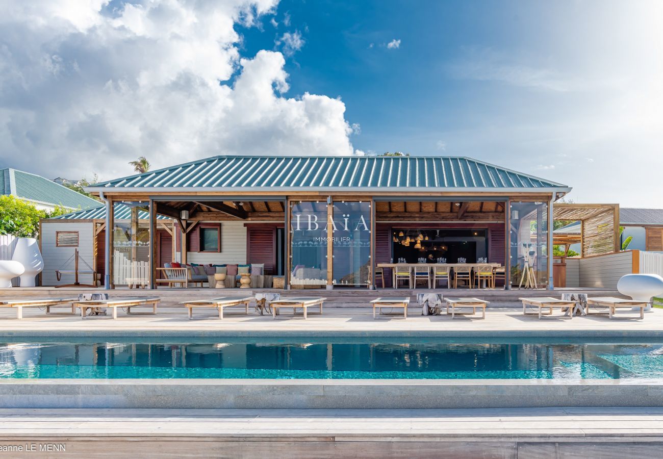 Luxury villa front terrace deckchair infinity pool