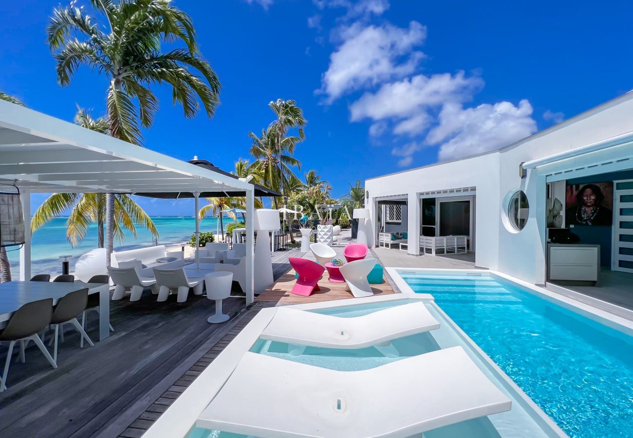 Deckchairs in the pool, pergola with outdoor lounge and dining table - Luxury villa in the French West Indies