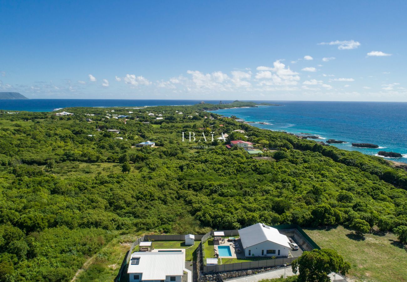  Exceptional aerial view of the villa with swimming pool, sea, Marie-Galante and tropical vegetation from Pointe des Châteaux, in the West Indies