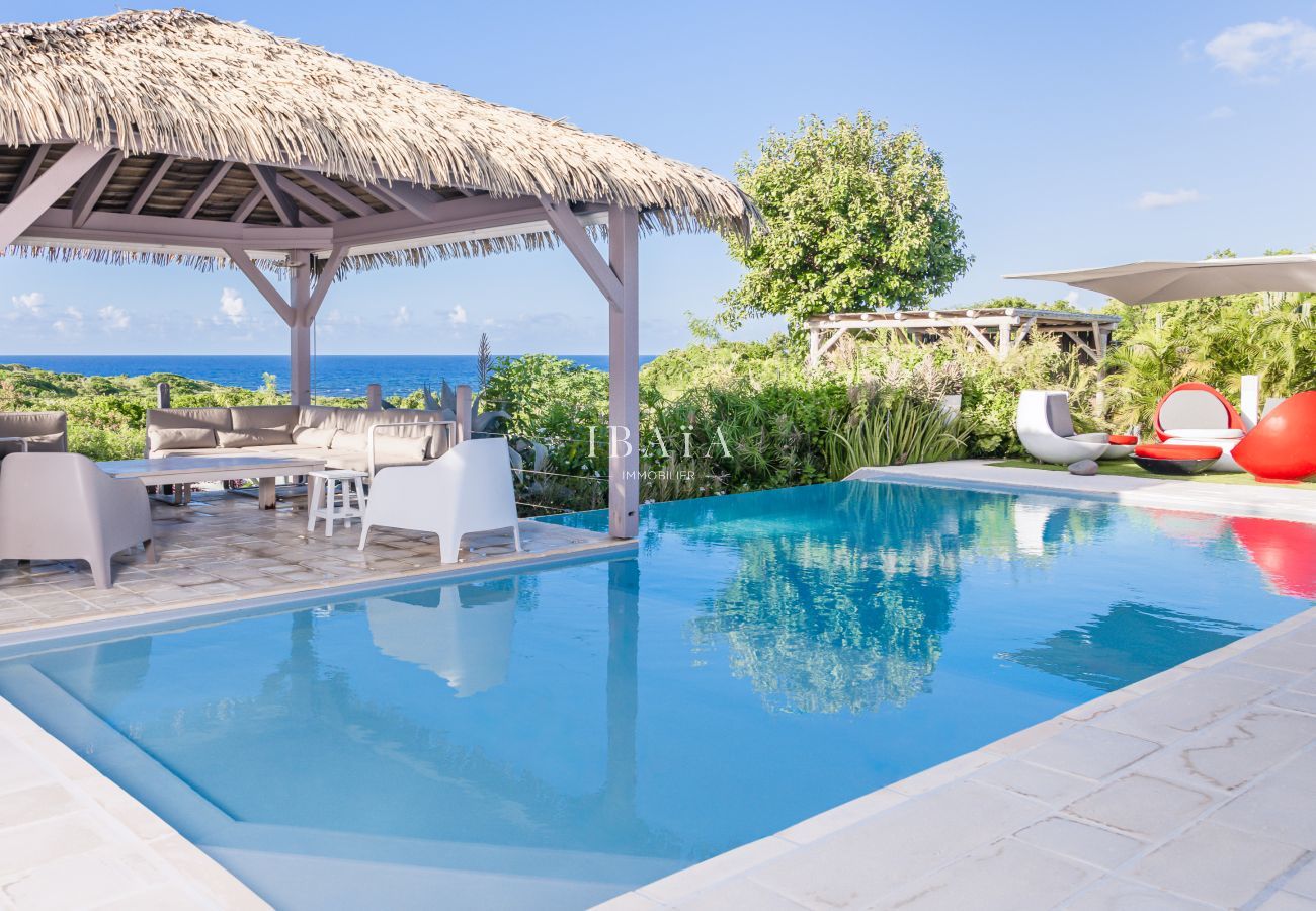 Relaxation area with pool and sea view