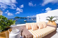 Terraza con vista al mar y a islotes