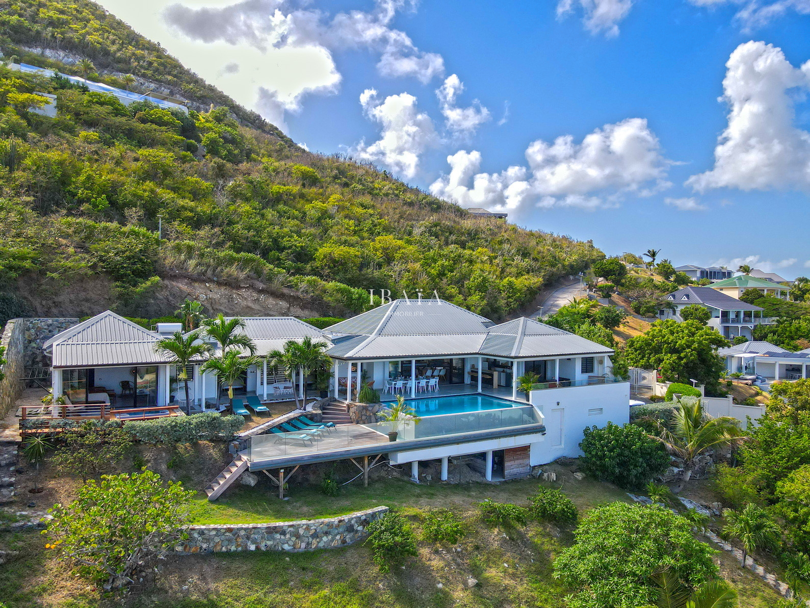 Preciosa villa espaciosa con piscina y vistas al mar 