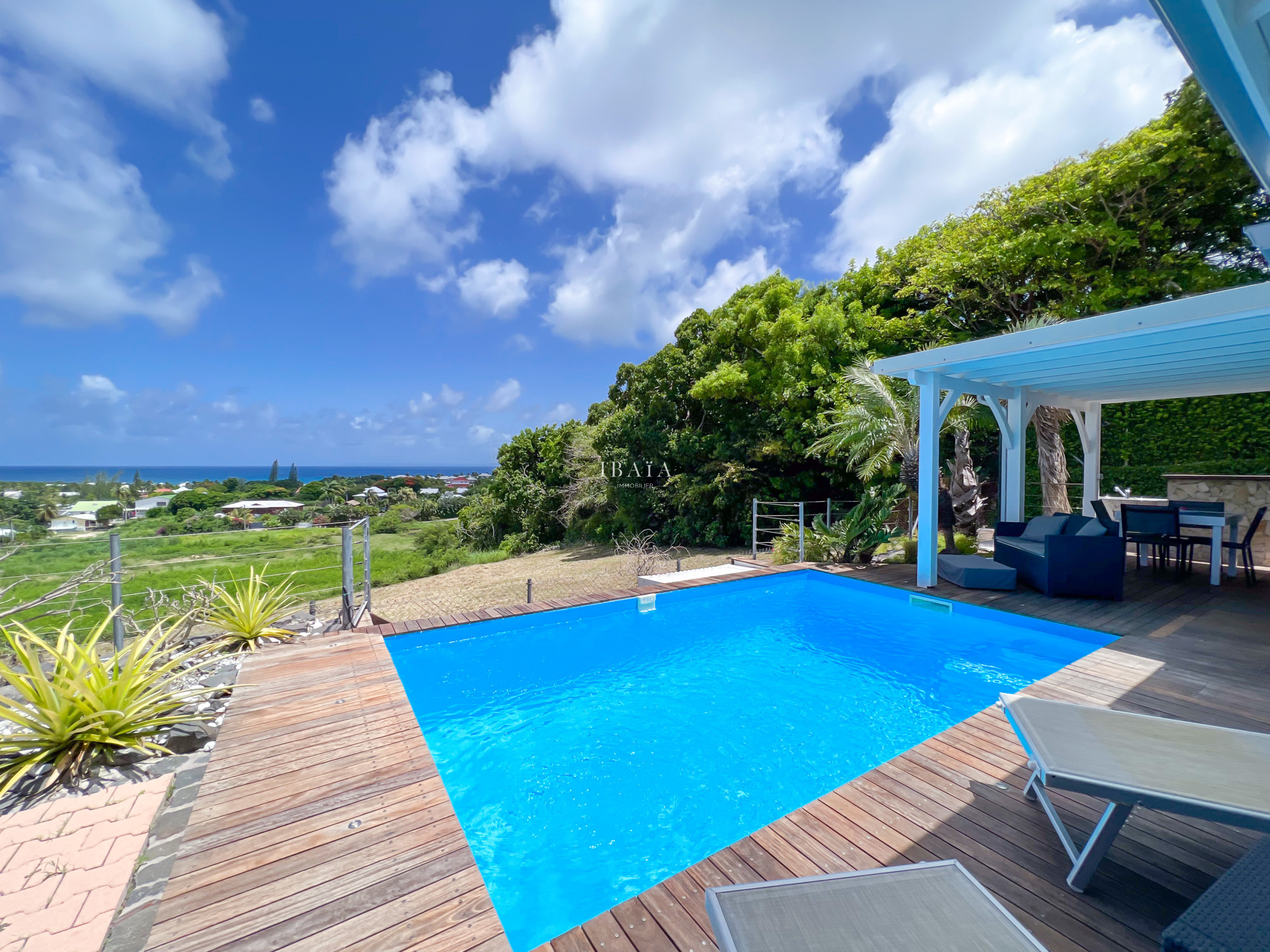 Piscina al aire libre de una villa con vista costera