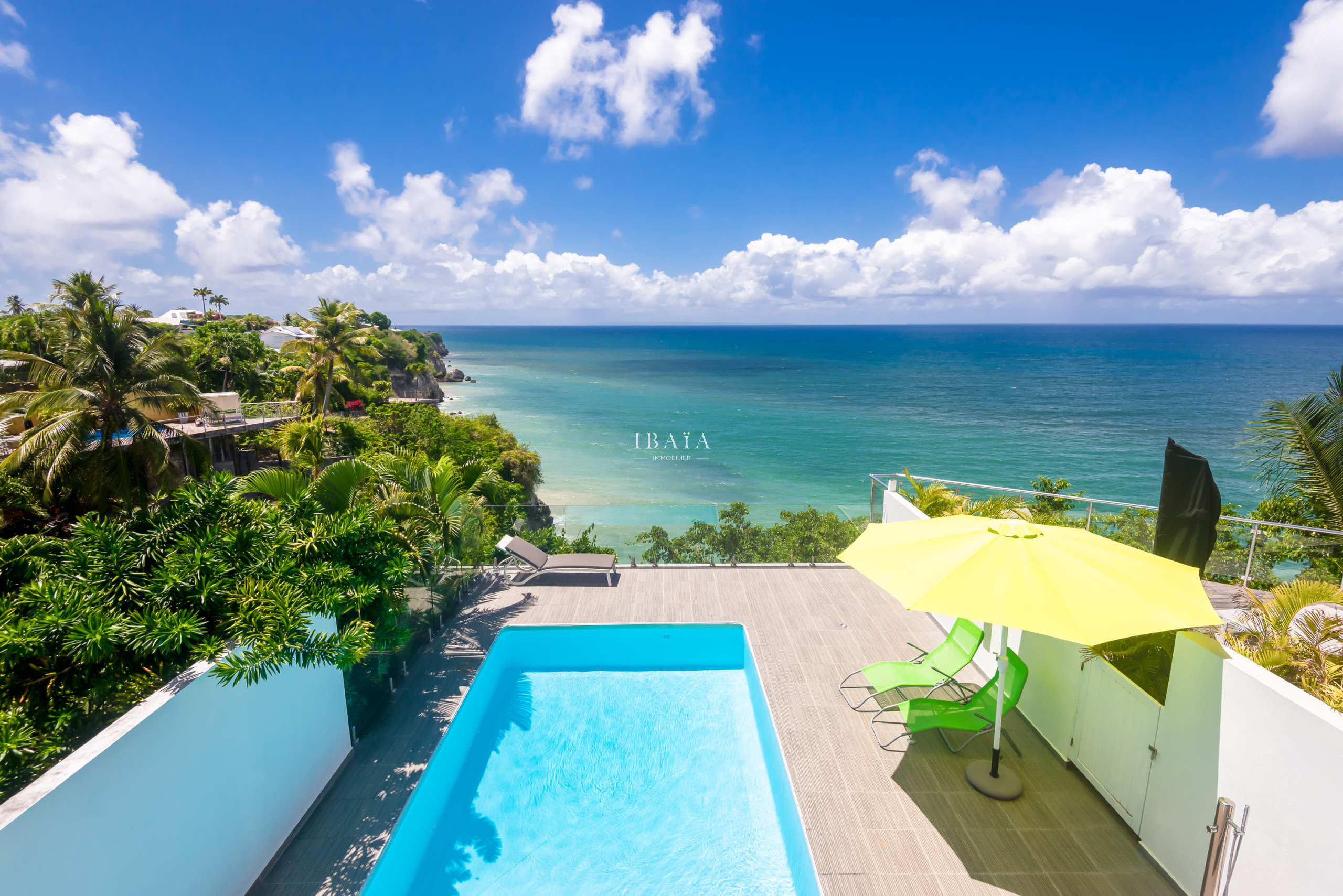 Vista de piscina y océano tropical