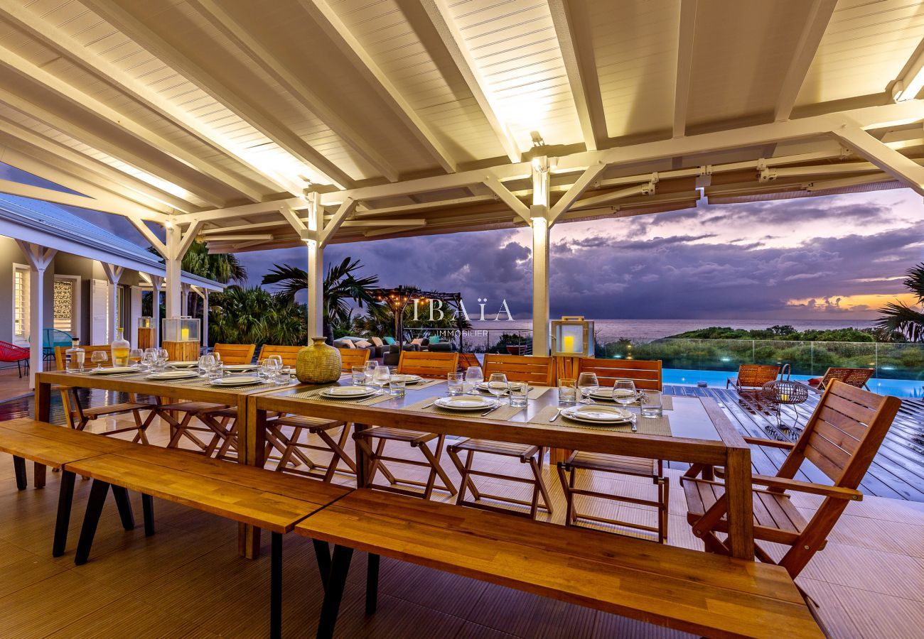 hermosa mesa de comedor para 12-14 personas con vista a la piscina y al mar 