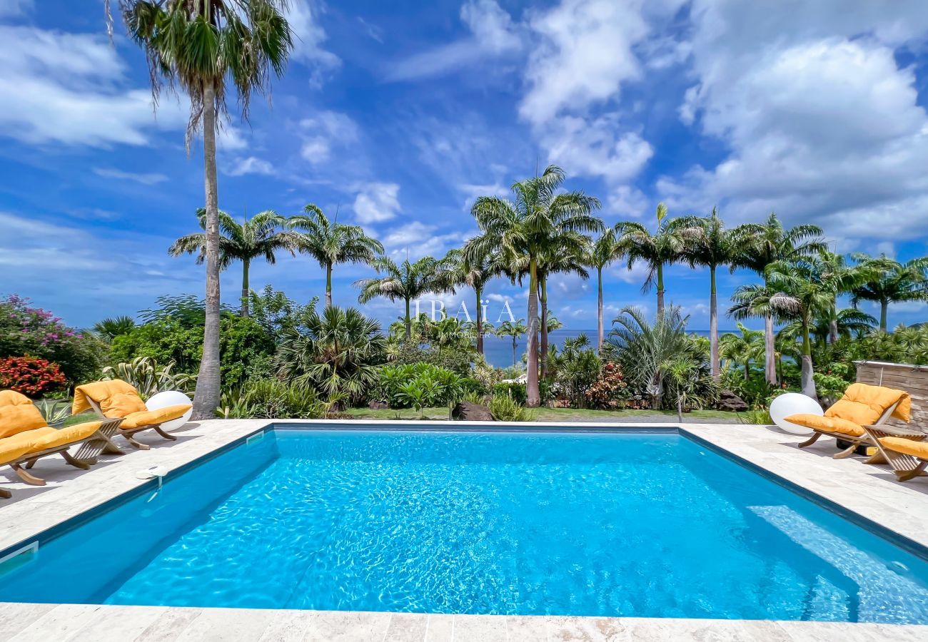 Magnífica vista de la piscina y el mar desde la terraza de la villa Karumaya