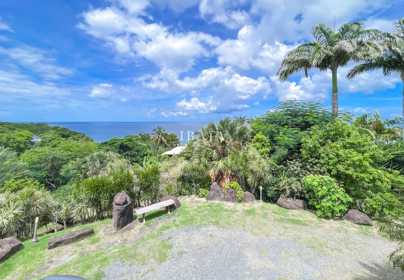 Magnífica vista de la piscina y el mar desde la terraza de la villa Karumaya