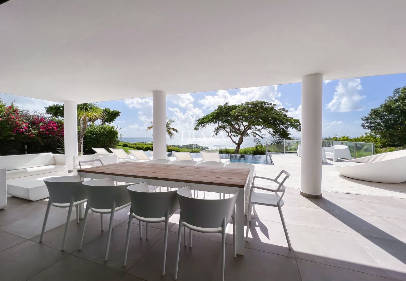 Magnífica mesa de comedor para 10 personas con vistas a la terraza y al mar