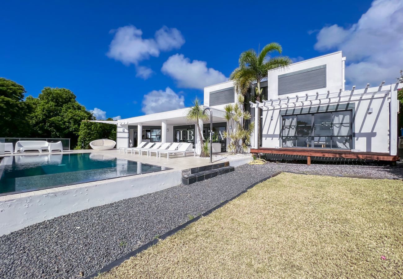 Vista de la villa de estilo californiano con piscina infinita