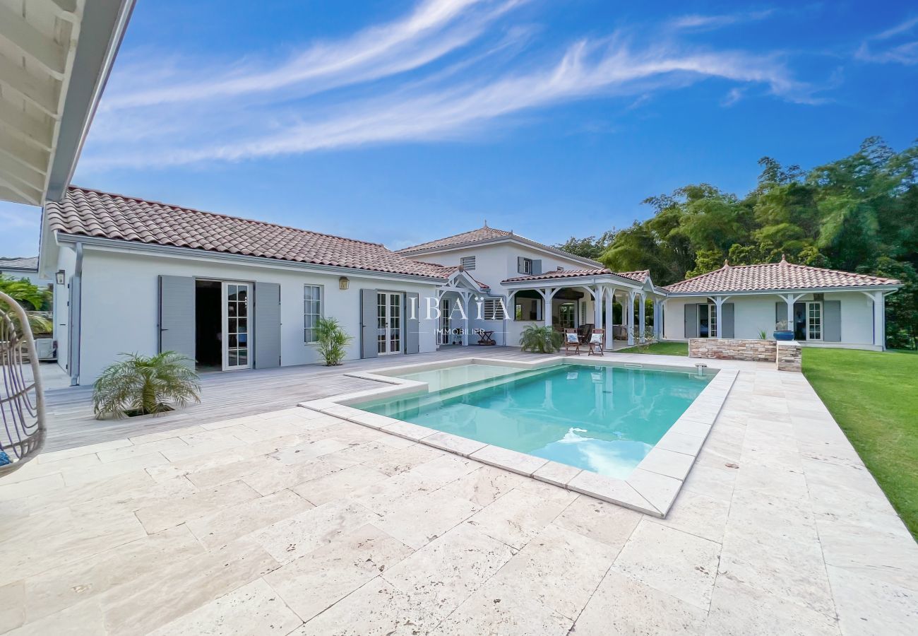 Vista de la piscina, la terraza y los diferentes bungalows de la villa saint alban