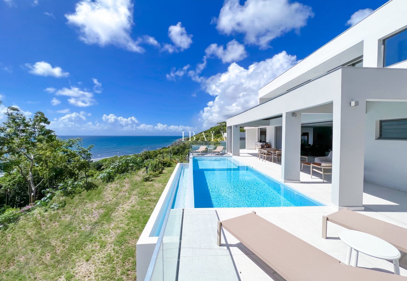 Vista de la terraza de la piscina y el océano