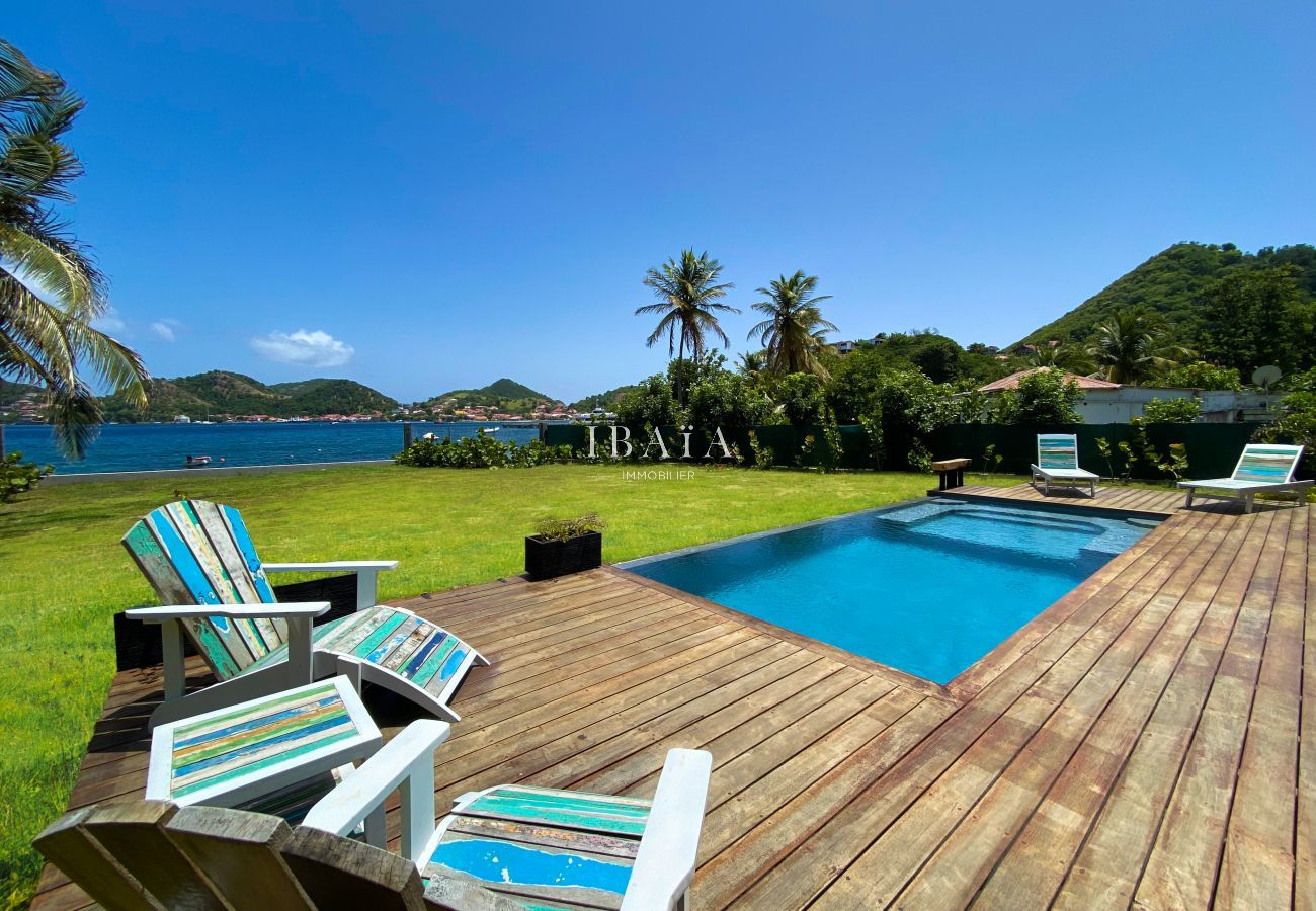 Bonita piscina y terraza de madera con vistas al mar