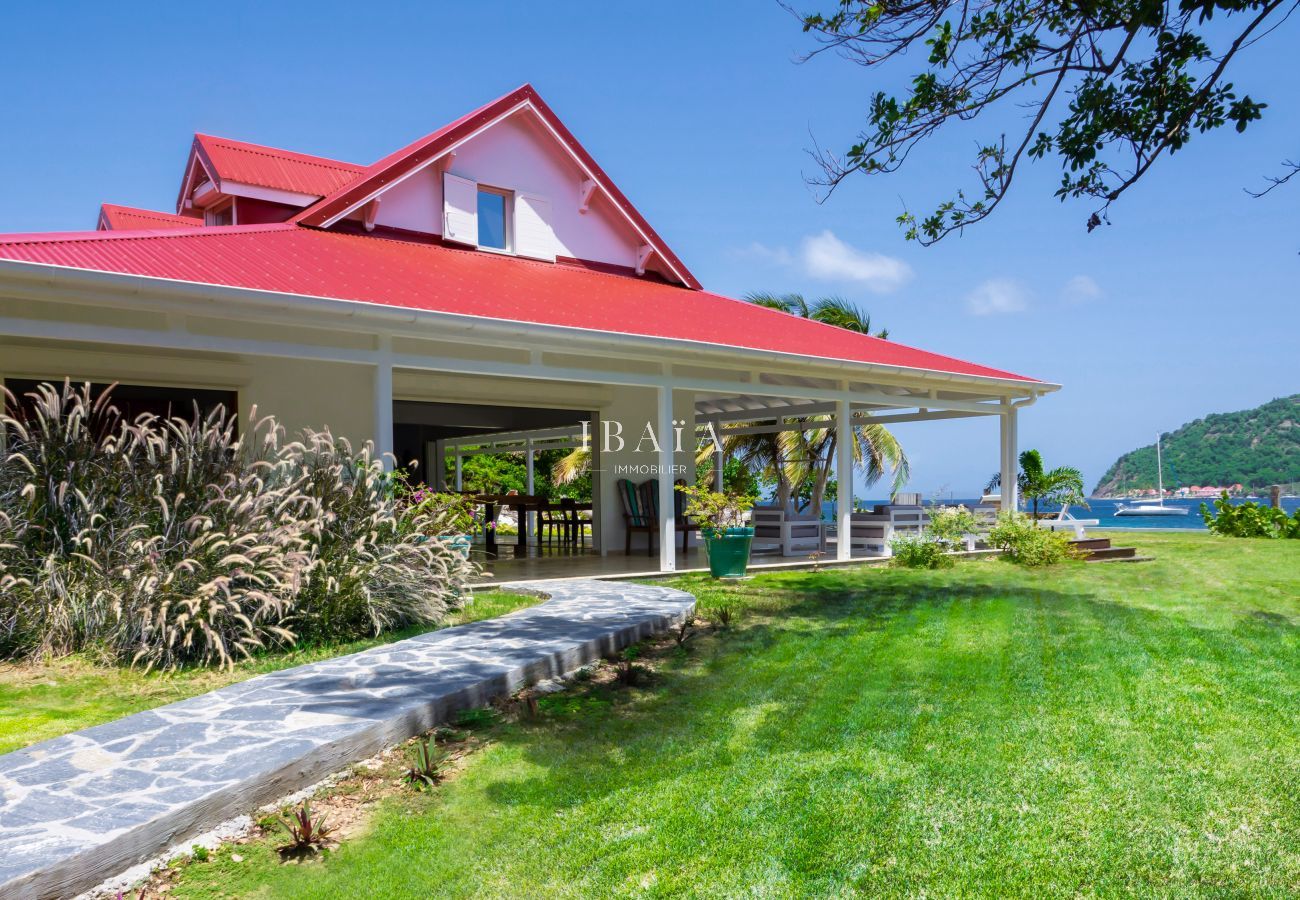 Alquiler de vacaciones de estilo colonial con vistas al jardín y al océano