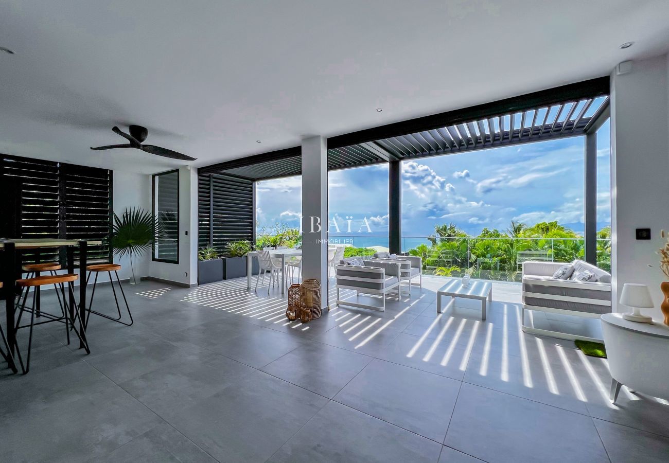 Vista de la terraza con pérgola bioclimática y salón