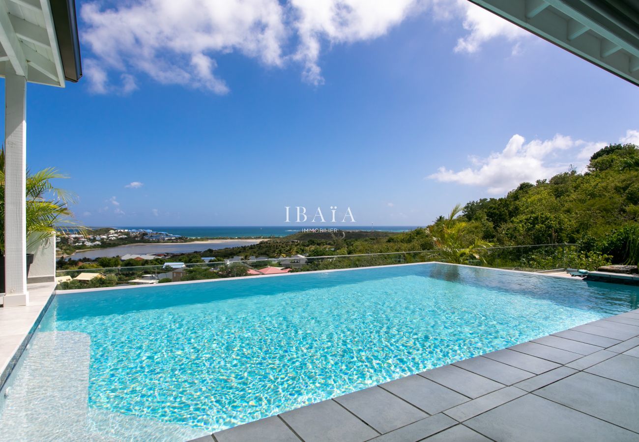 Magnífica piscina con vistas al mar