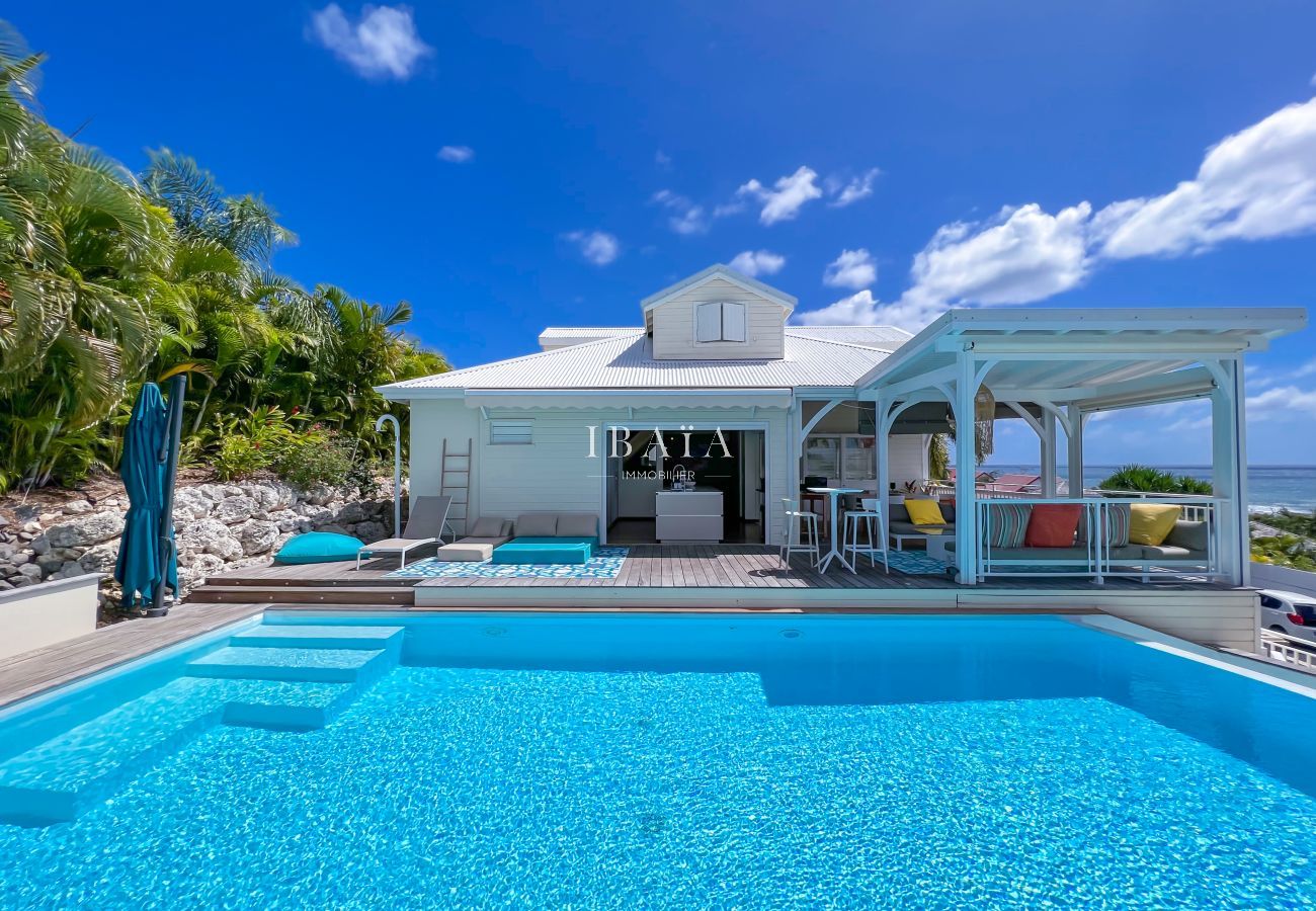 Piscina villa de gama alta cubierta de madera carbet muebles de jardín