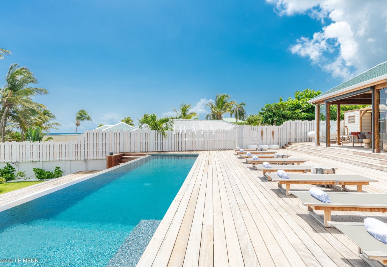 Piscina terraza tumbona valla otro lado vista