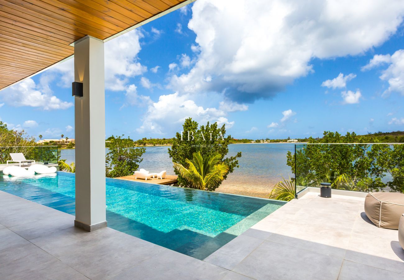 Magníficas vistas de la piscina y el mar desde la terraza de nuestra villa de lujo en las Antillas