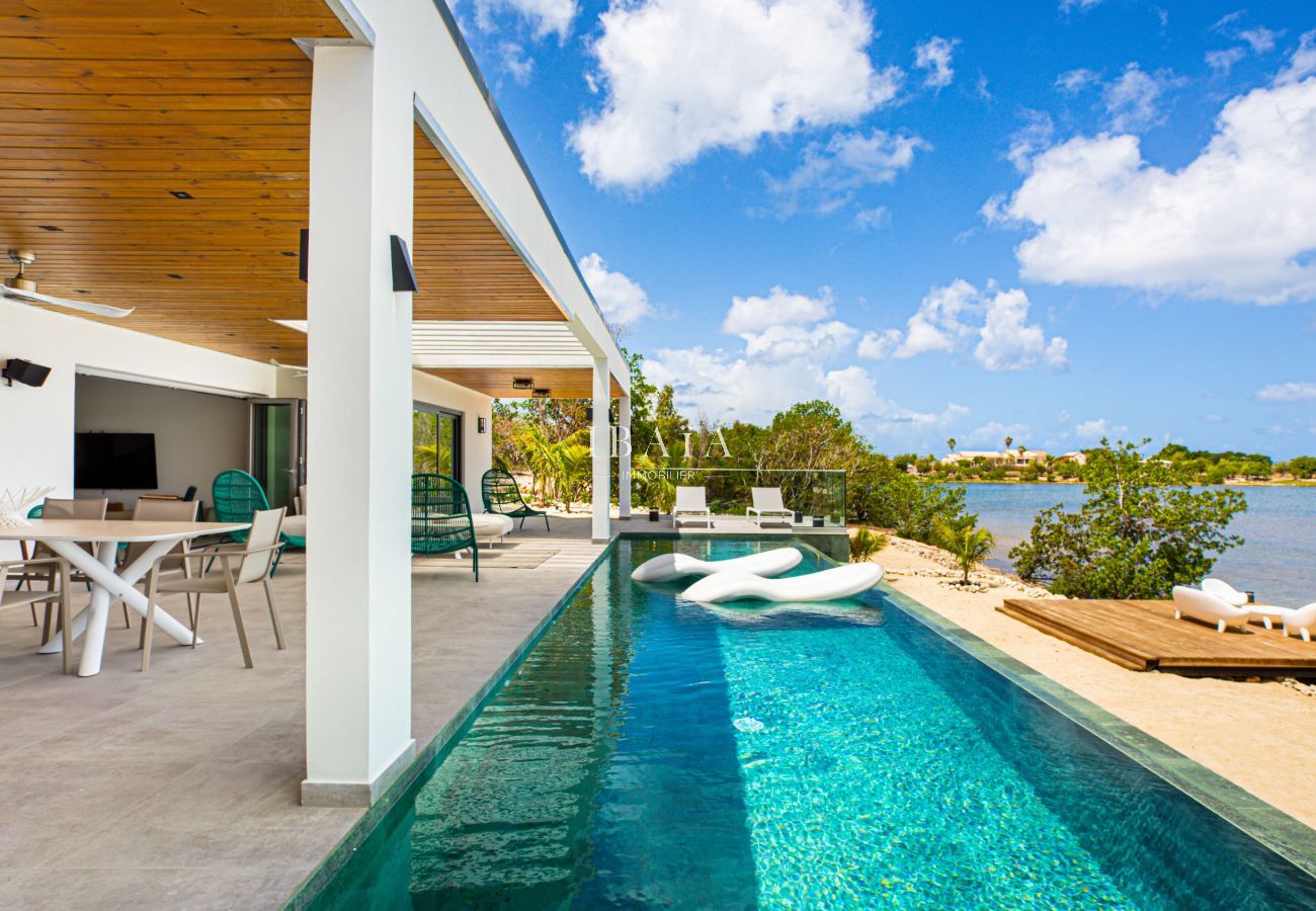 Vista de la piscina, la terraza y el mar desde nuestra villa de lujo en las Antillas