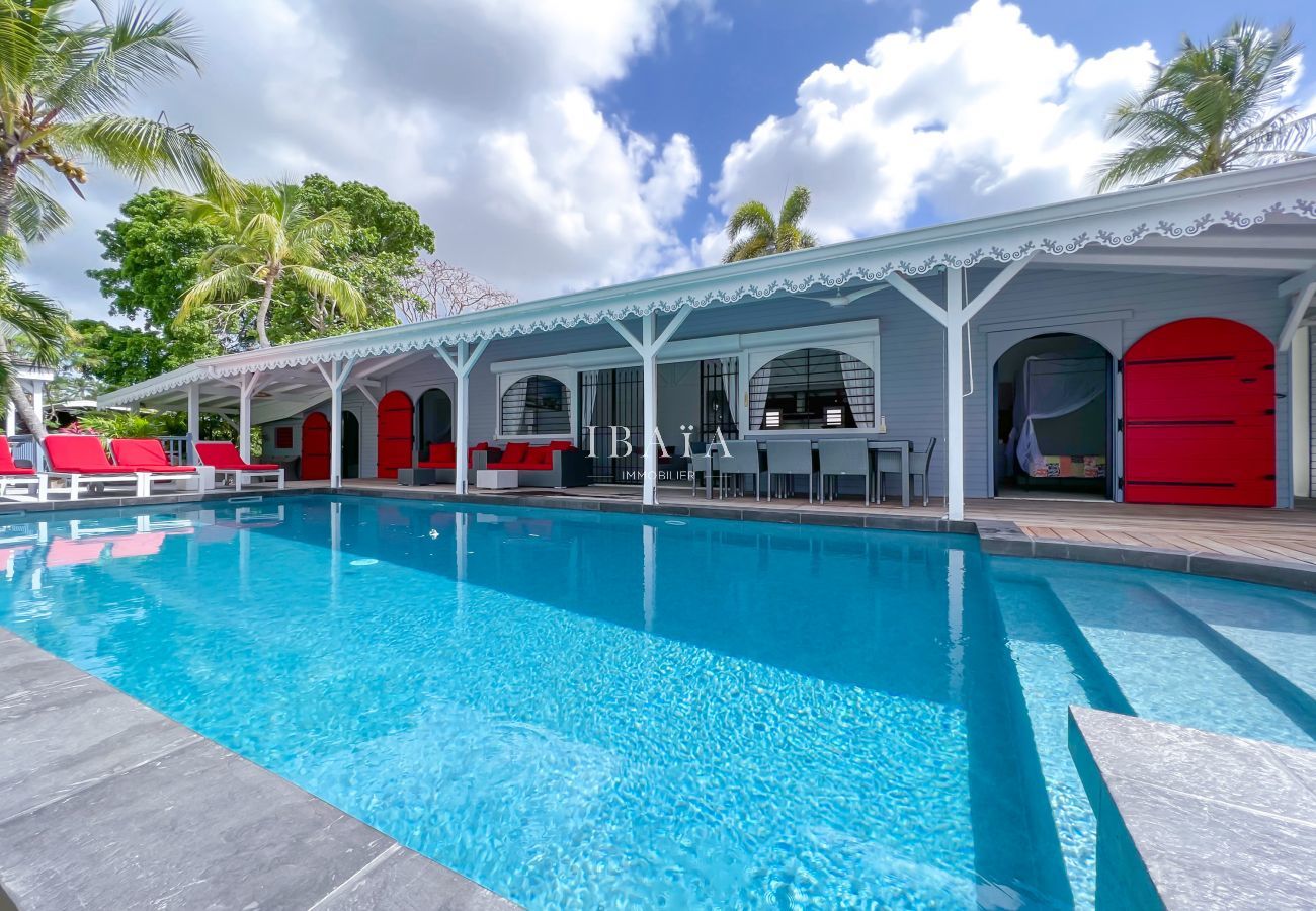 Piscina infinita frente a la terraza de la villa - Villa de lujo en las Antillas