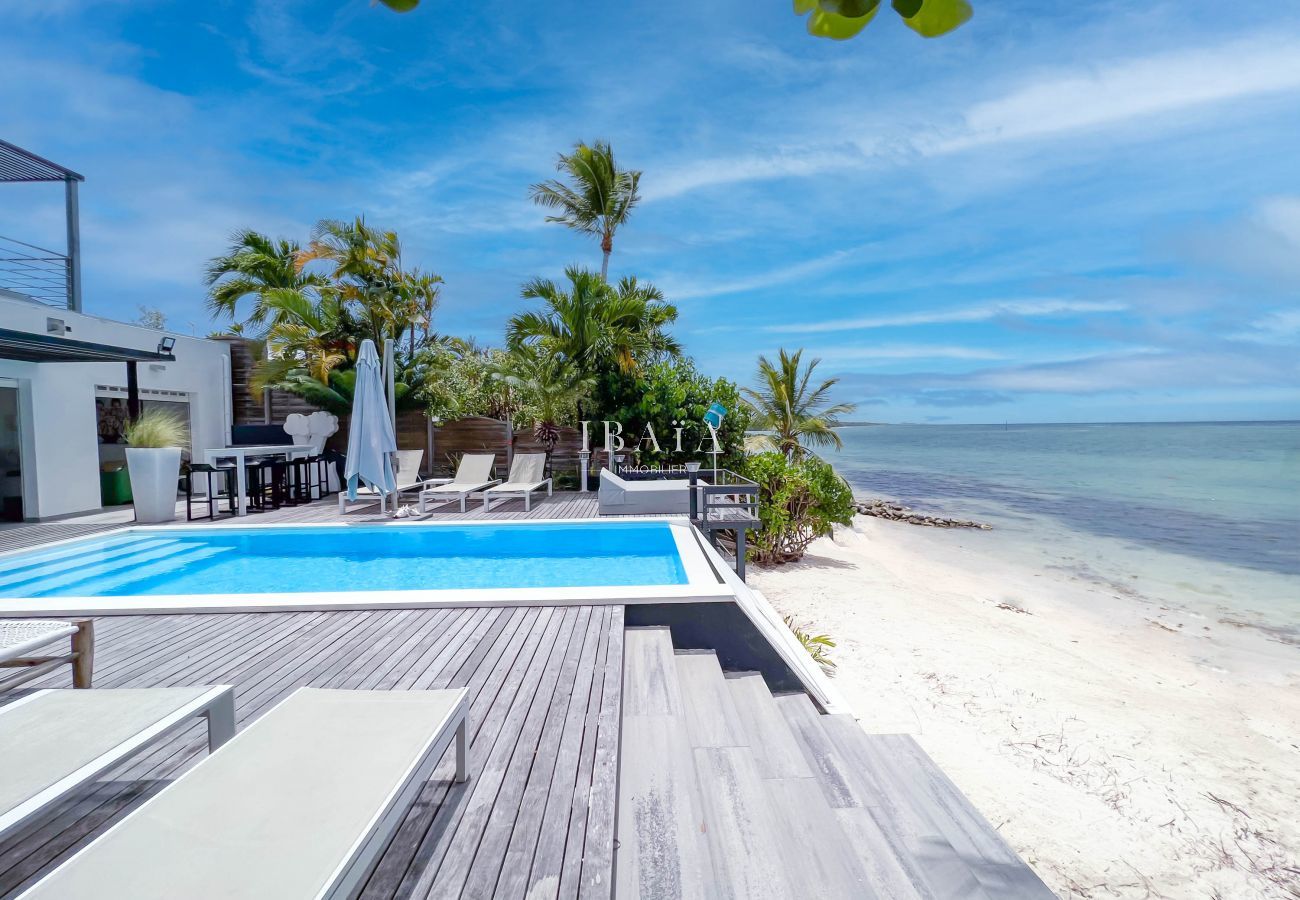 Terraza de madera, piscina infinita, playa privada de arena blanca, laguna de Saint François