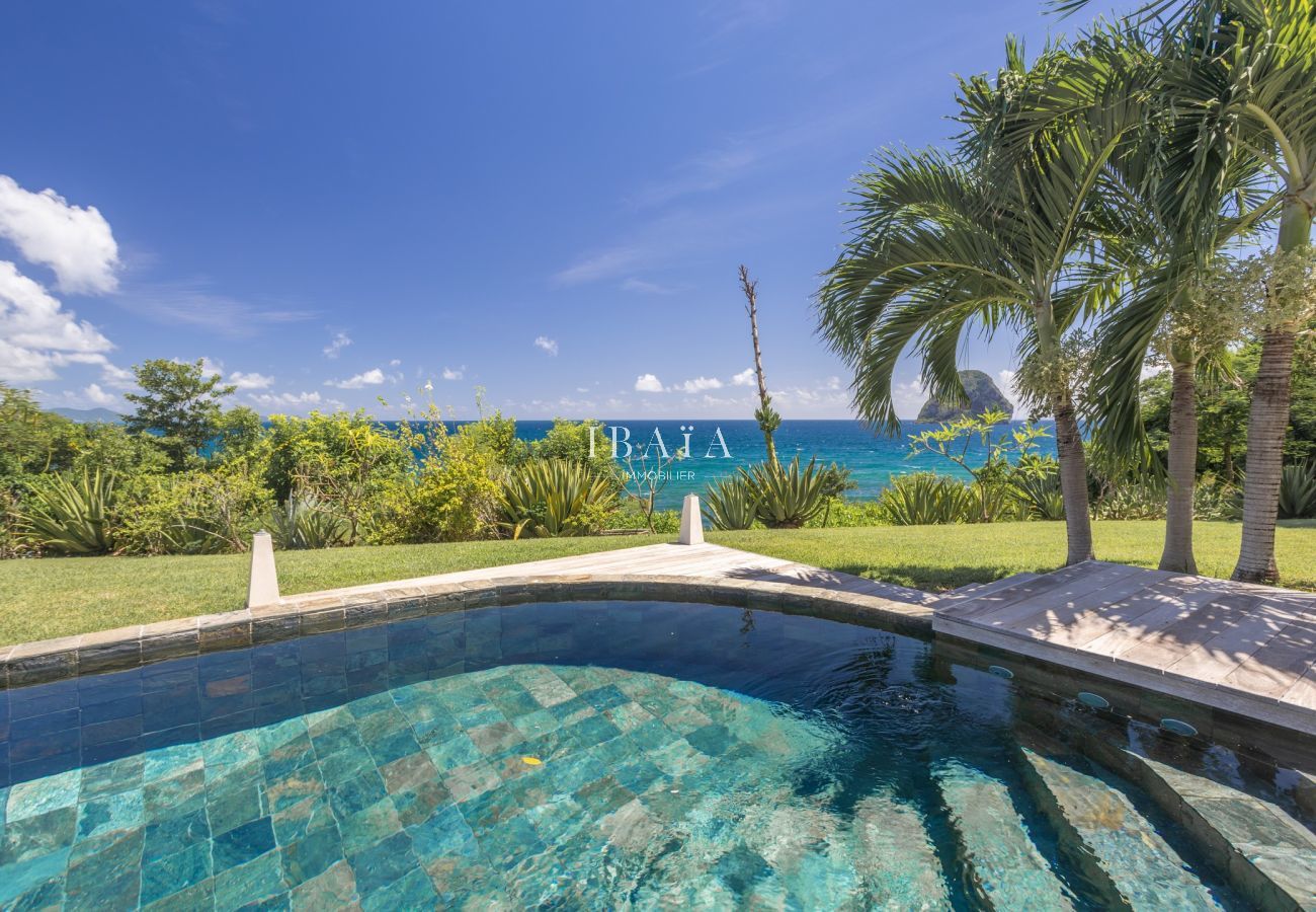 Piscina infinita con vista al mar