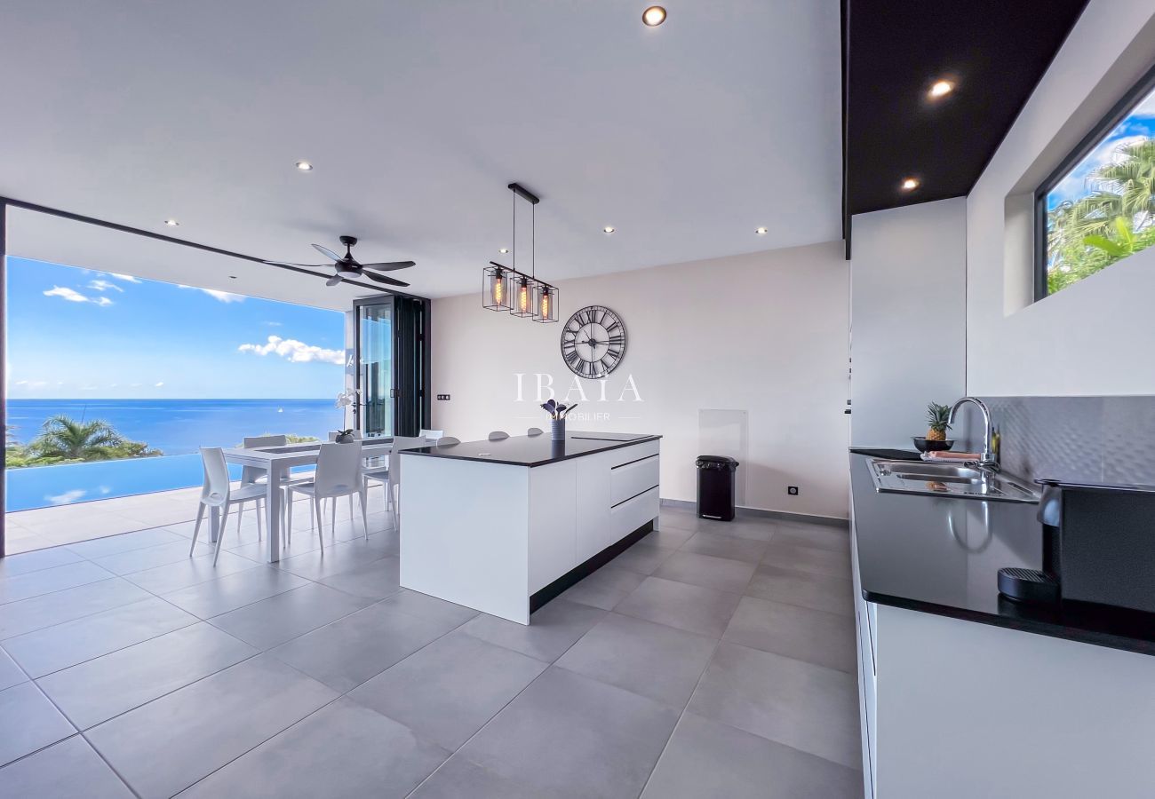 Cocina moderna con vista al mar