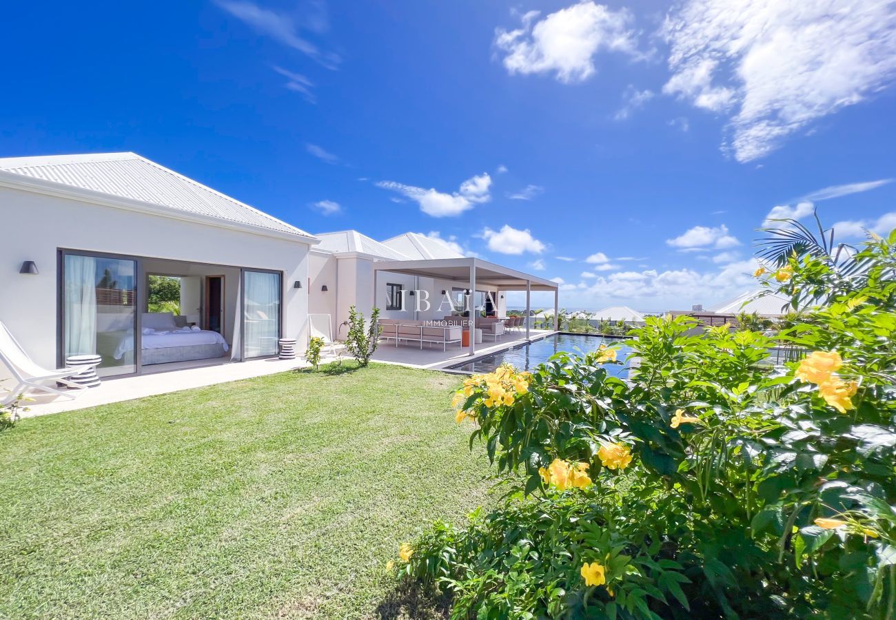 Villa con jardín y piscina