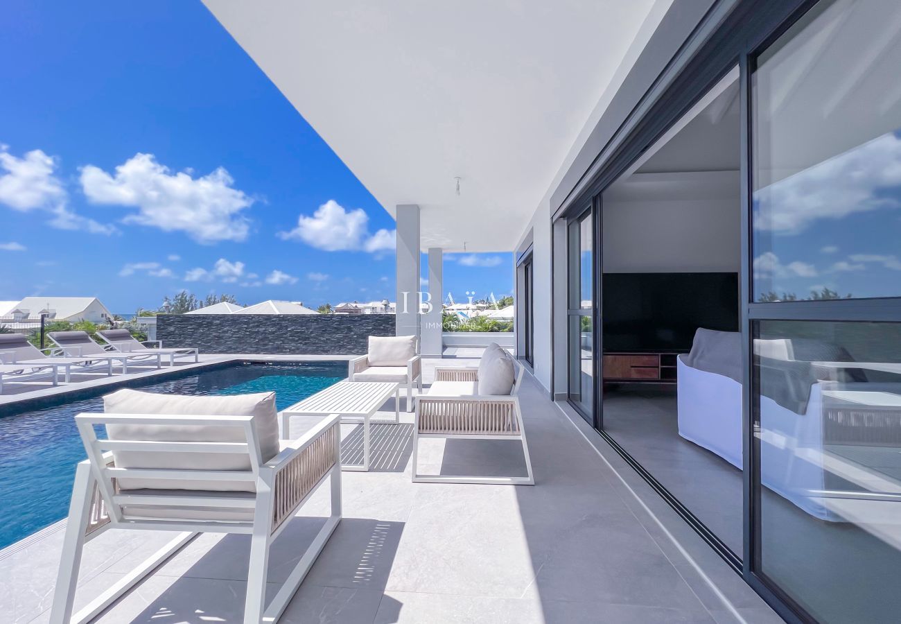 Terraza elegante de villa con vista a la piscina