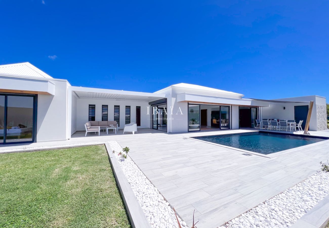 	Una villa blanca moderna con piscina.