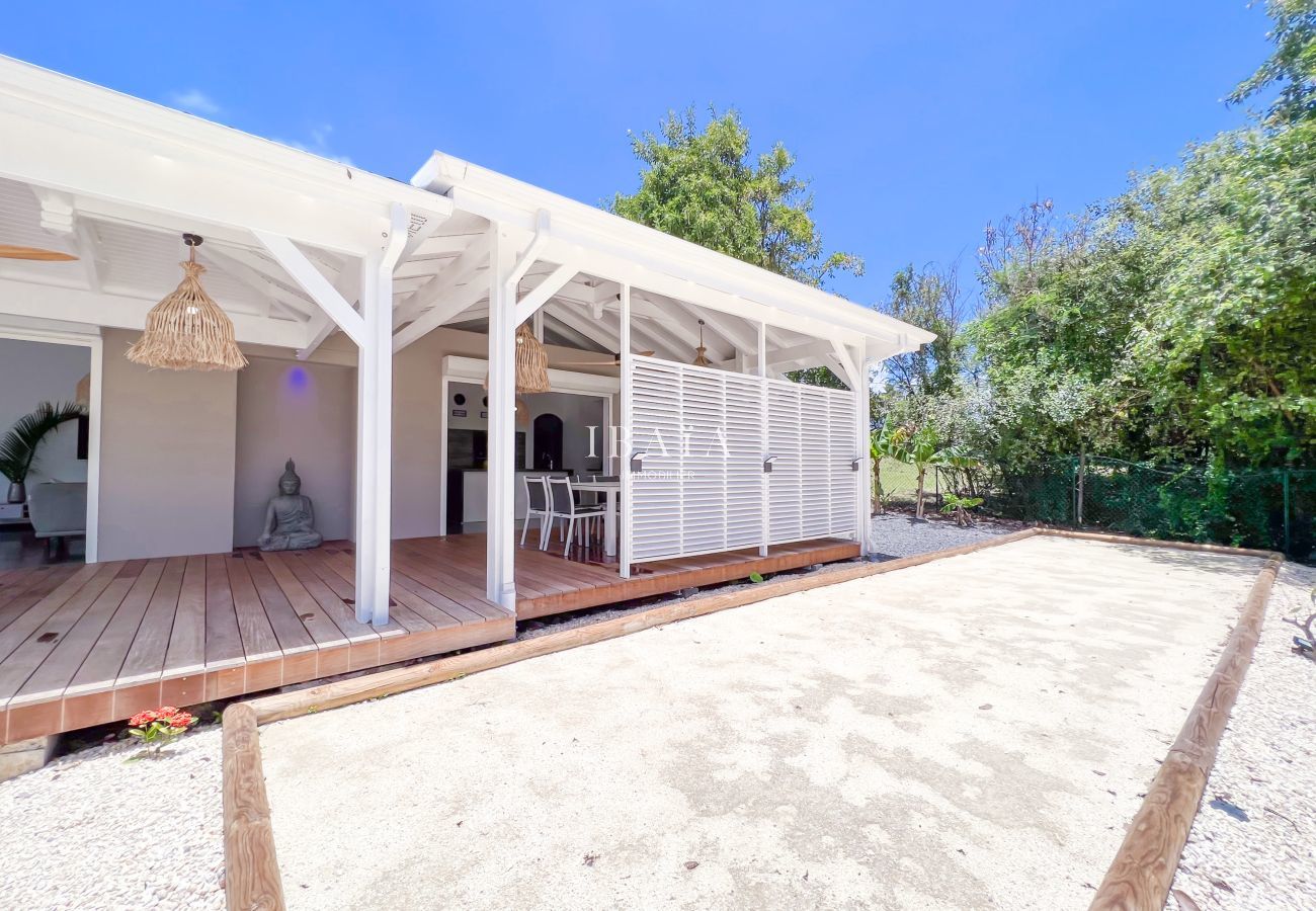 Patio al aire libre con pérgola blanca