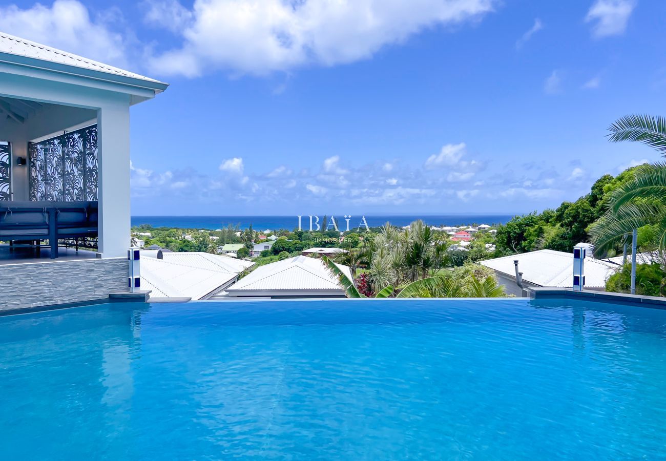 Vista al mar desde una piscina infinita