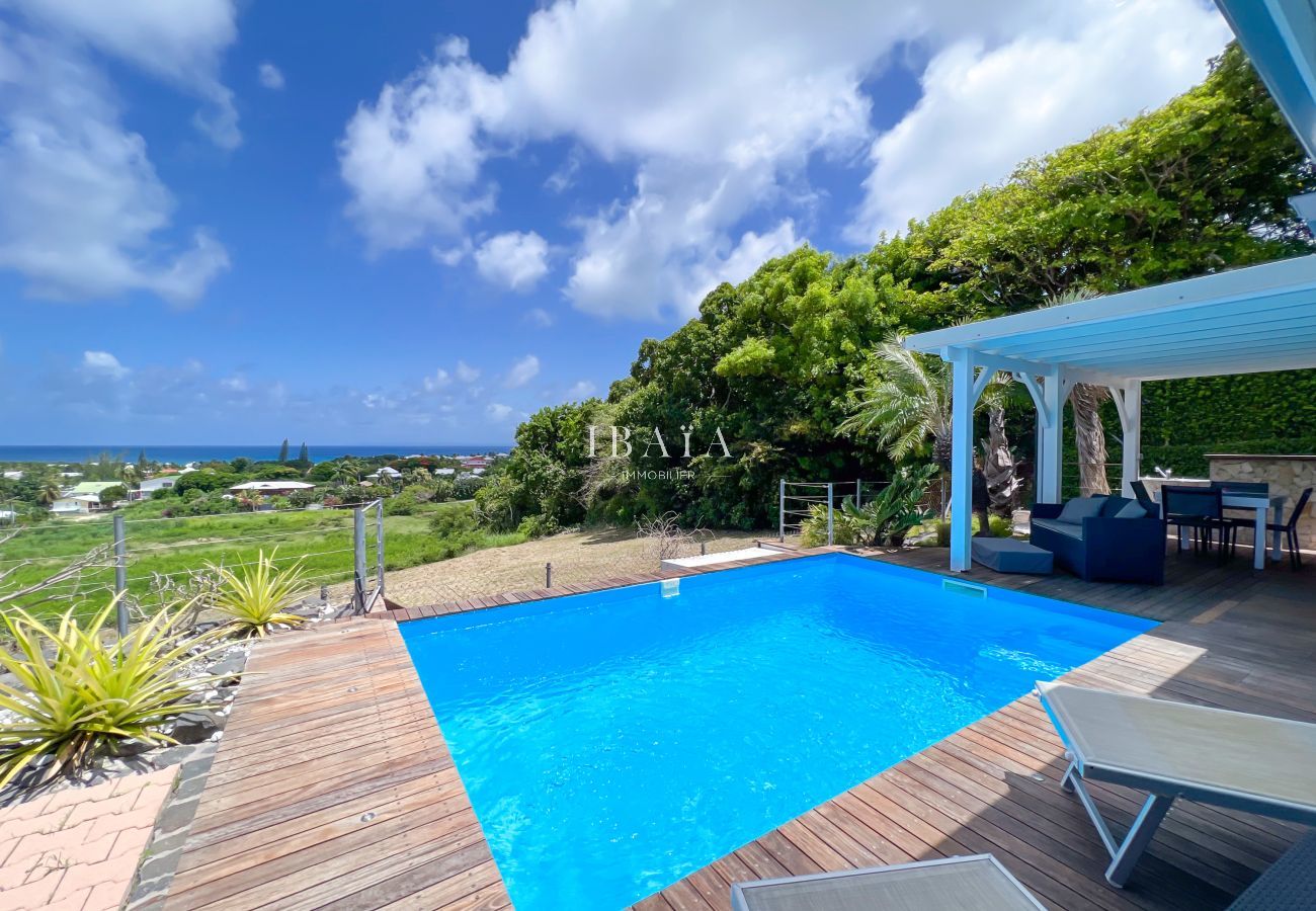 Piscina al aire libre de una villa con vista costera