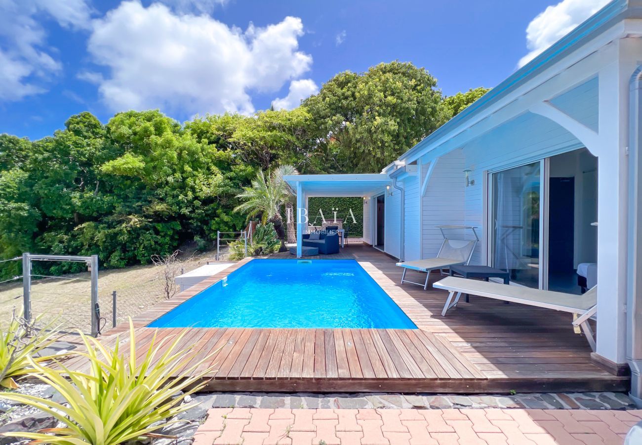 Vista de una villa con piscina bajo el sol