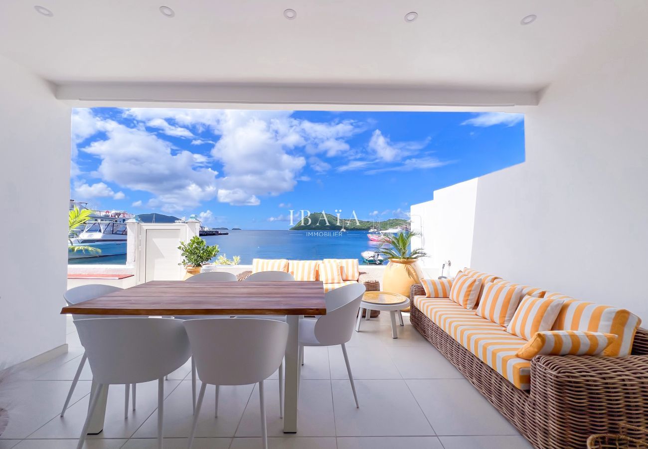 Terraza con comedor y vista al mar