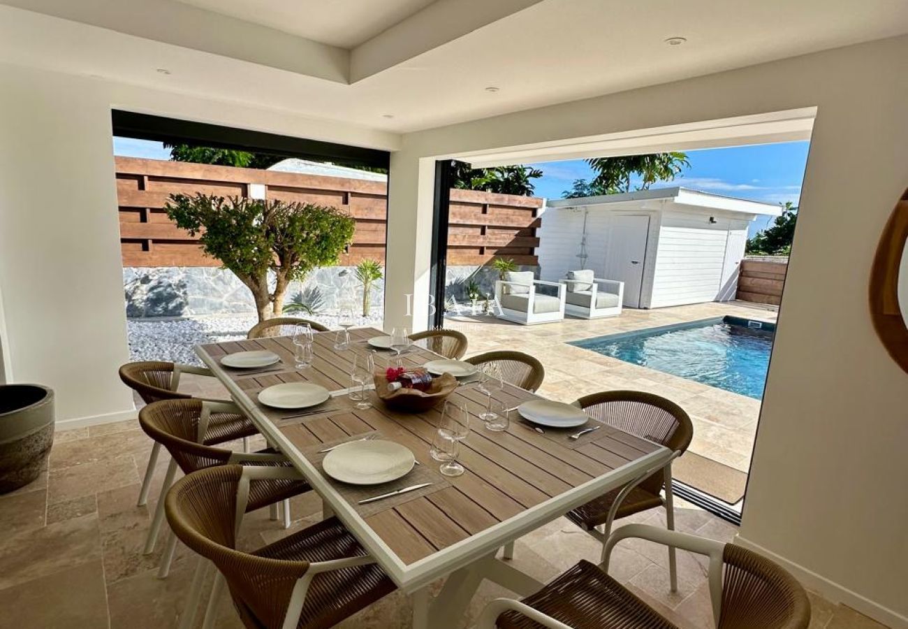 Mesa de comedor con vista a la piscina y el jardín