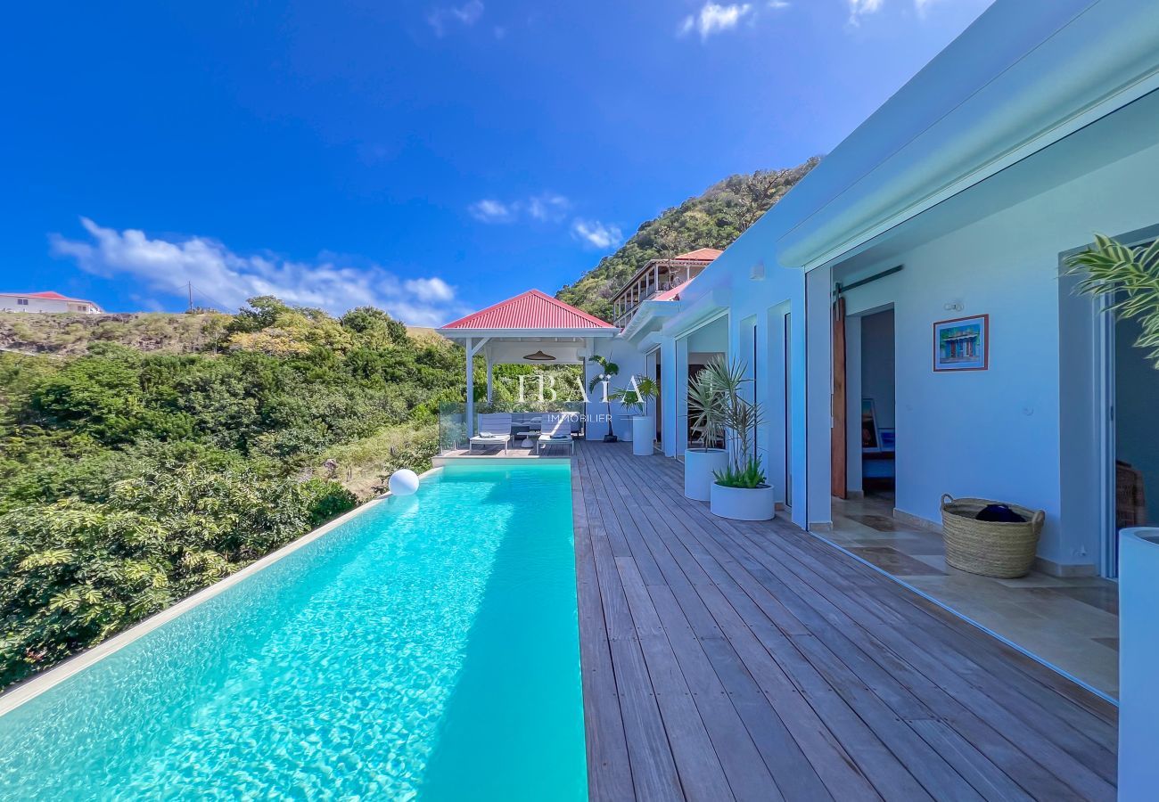 Piscina infinita y terraza de madera con vista panorámica