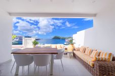 Terrasse avec coin repas et vue sur la mer