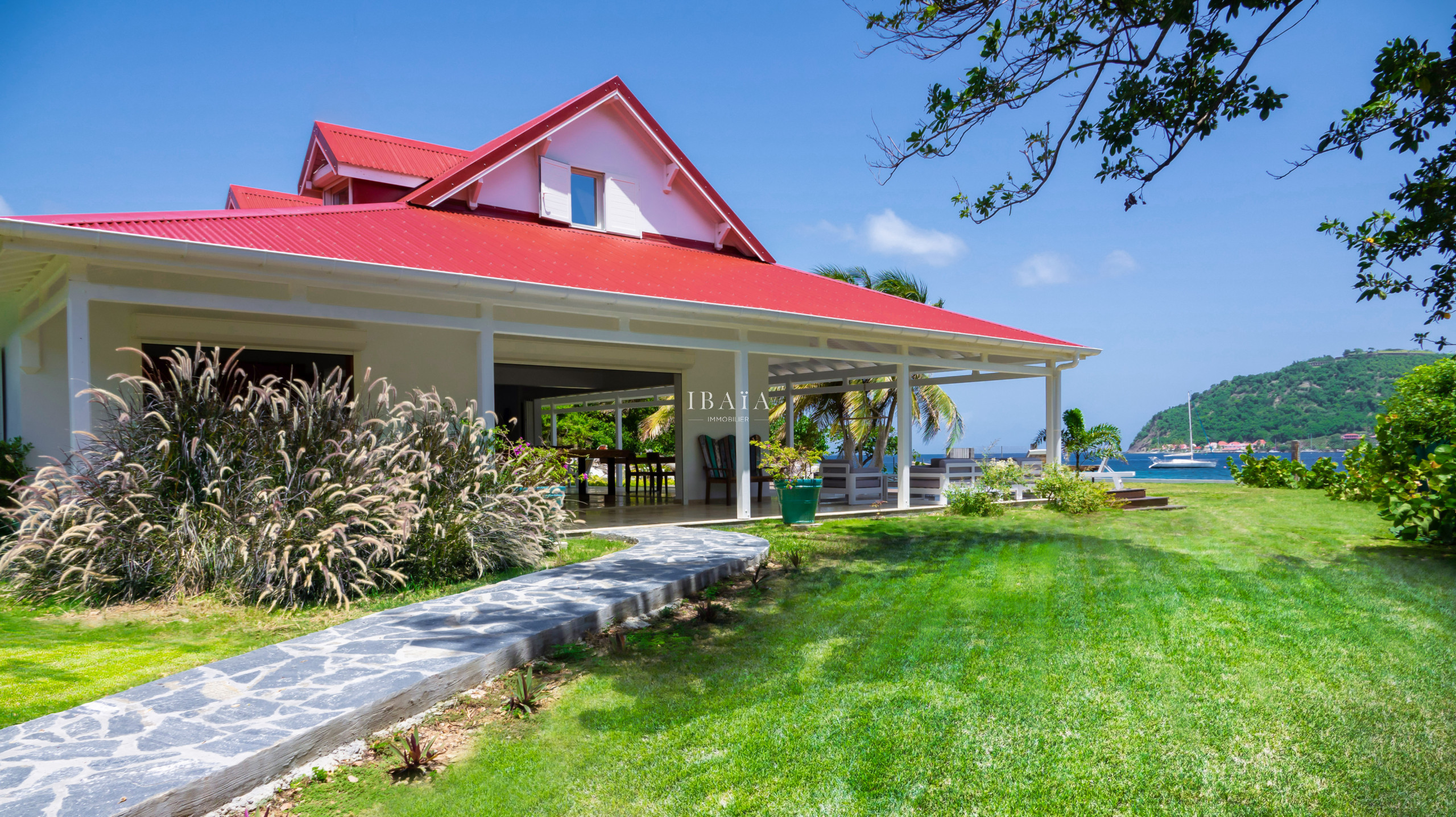 Location de vacances de style colonial avec vue sur le jardin et l'océan