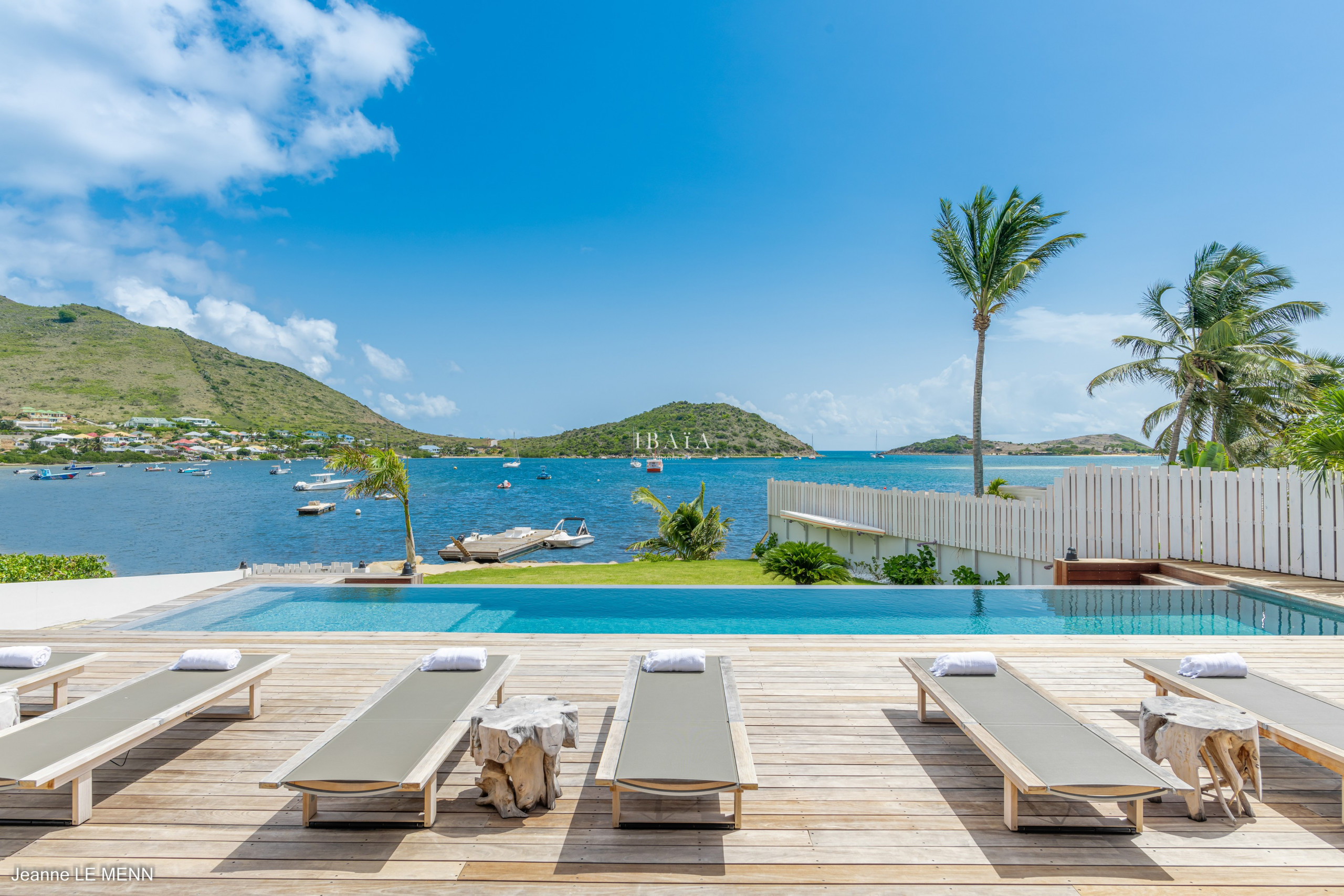 Piscine débordement terrasse bois transat vue mer proche plages