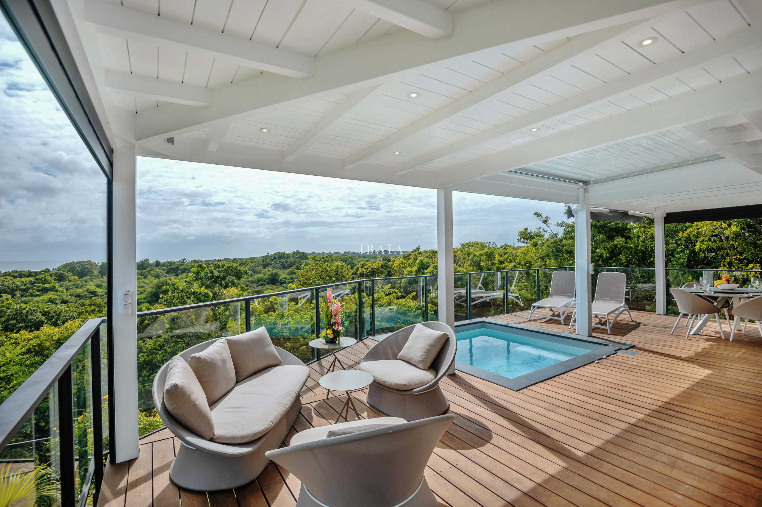 Terrasse avec piscine et vue sur la forêt