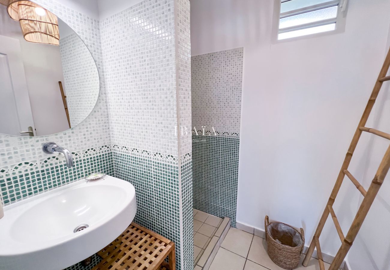 Salle de bain avec douche à l'italienne