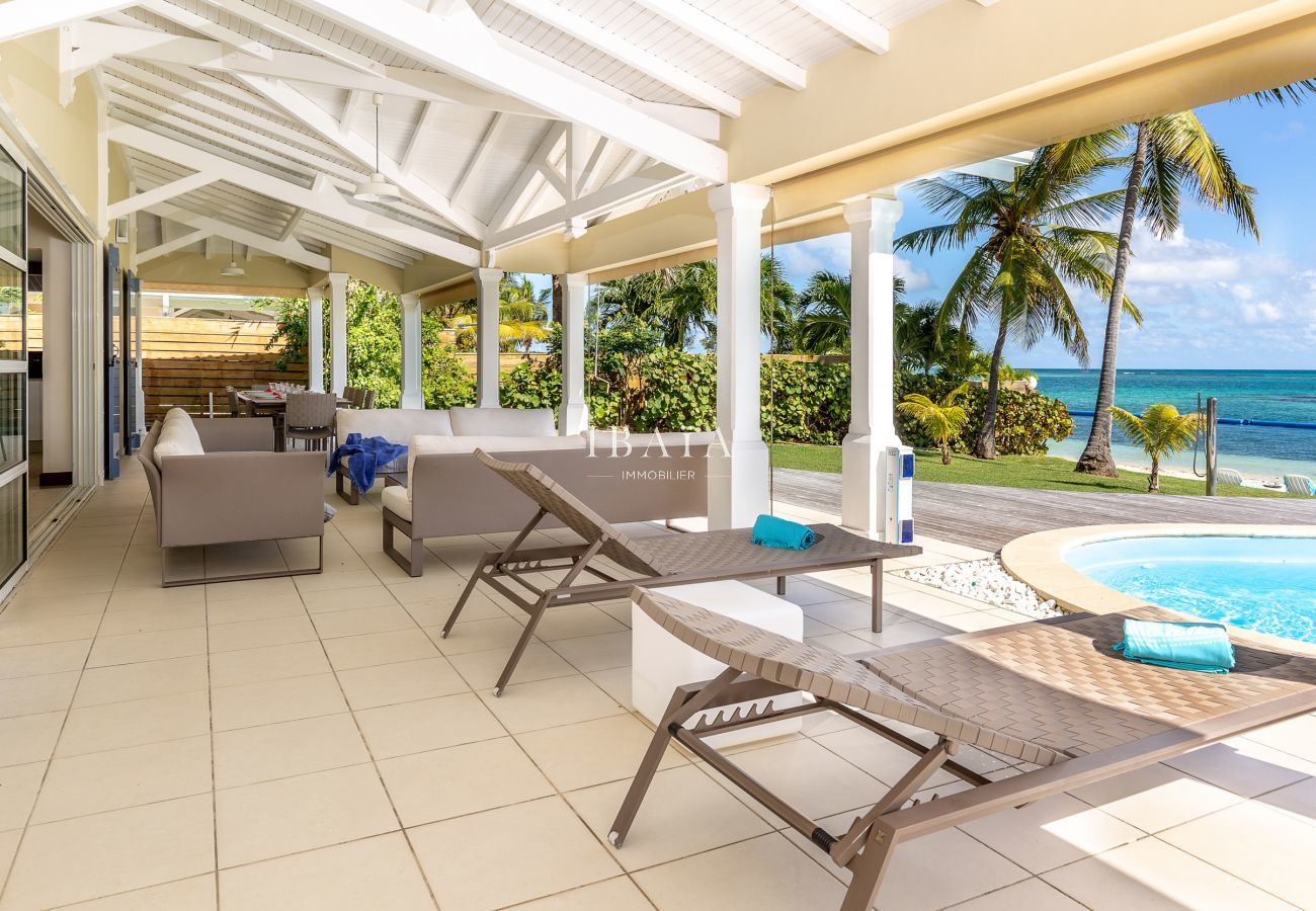 Transat et relaxation devant la piscine et la lagon de Saint François