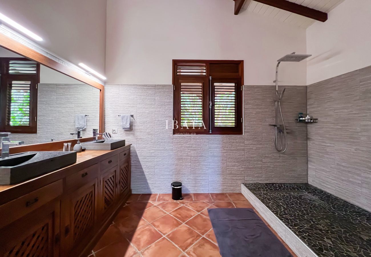 Grande salle de bains avec douche à l'italienne et boiserie apparente