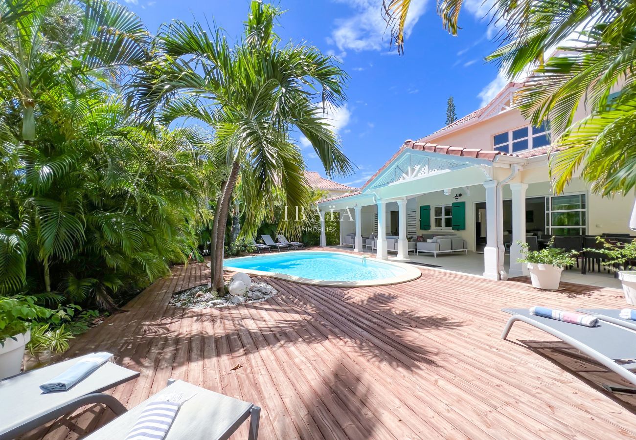 Grande terrasse privative et piscine au milieu de la végétation