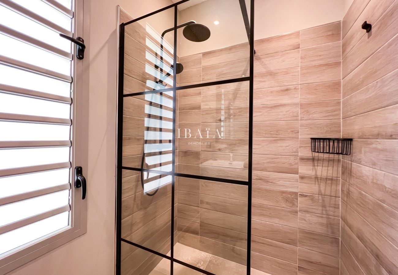 Salle de bain avec vasque et douche à l'italienne